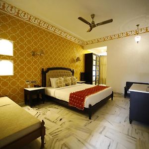 Royal Room King Size Bed Enjoy Happy Hours 21 on F&B services on Laundry service Pick up on Arrival only from Train or Bus station 8am-8pm